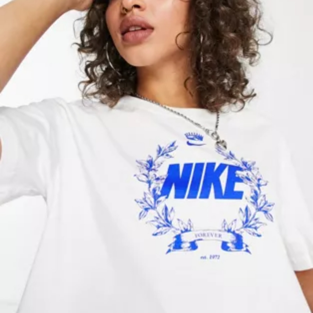 Nike cropped graphic tee sz xs